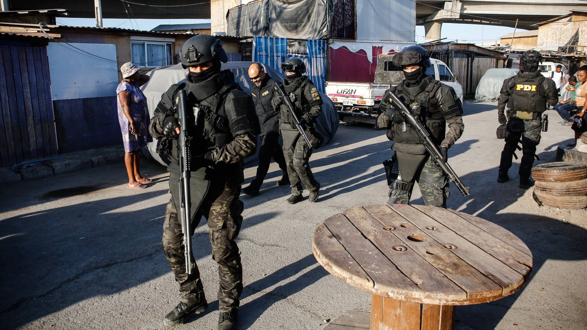 VIDEO - Masivo operativo para demoler casi una veintena de viviendas en la toma de Maipú