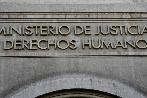 Cómo postular a las ofertas laborales del Ministerio de Justicia: sueldos llegan hasta $2,9 millones