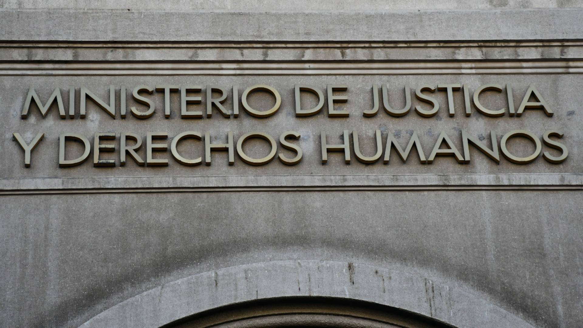 Cómo postular a las ofertas laborales del Ministerio de Justicia: sueldos llegan hasta $2,9 millones