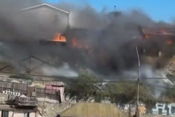 Incendio ya consume seis casas en el cerro Cordillera