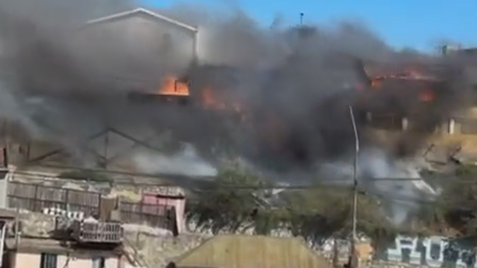 Incendio ya consume seis casas en el cerro Cordillera