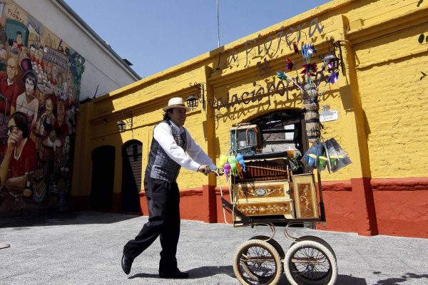 Providencia o Las Condes: las alternativas que estudia La Piojera para su traslado desde Santiago Centro