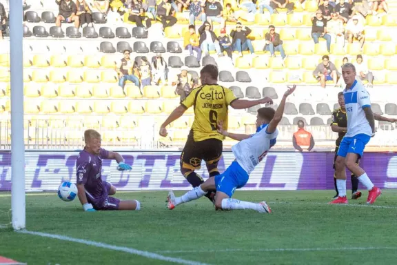 Coquimbo sigue firme: venció a la UC y lidera el torneo