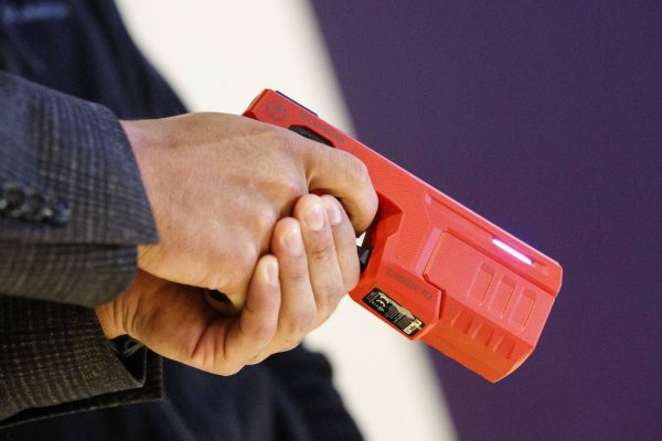 Gobierno implementará uso de pistolas taser: en qué casos las empleará Carabineros