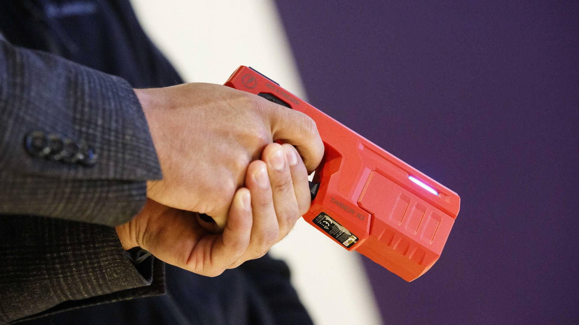 Gobierno implementará uso de pistolas taser: en qué casos las empleará Carabineros