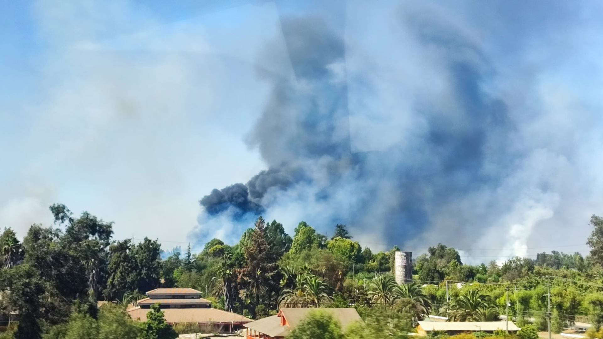 Alerta Roja: los registros del incendio forestal que afecta a Peñaflor