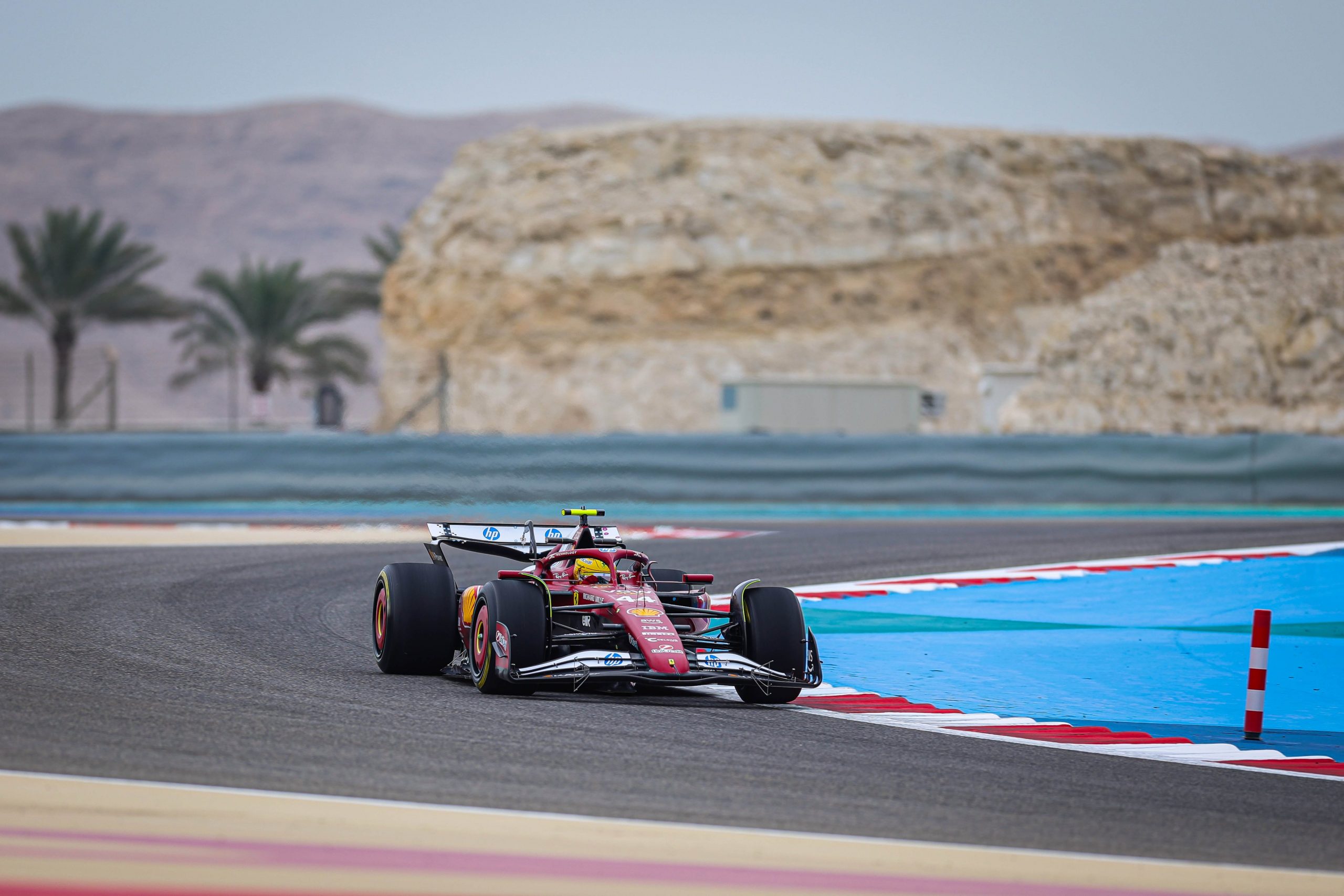 Lewis Hamilton cierra su segunda mañana con el mejor tiempo al volante del Ferrari SF-25