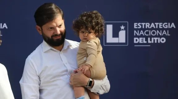 Boric llega con su hija a firmar contrato del litio: 'La traje a la pega'