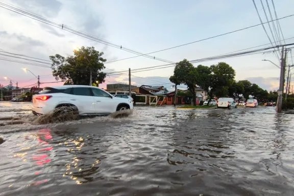 Fuertes lluvias causan severas inundaciones en Maipú; vecinos pierden casi todo