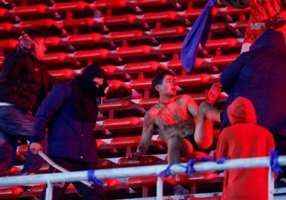 Solo heridos tras batalla campal entre hinchas de Independiente y la U, según prensa