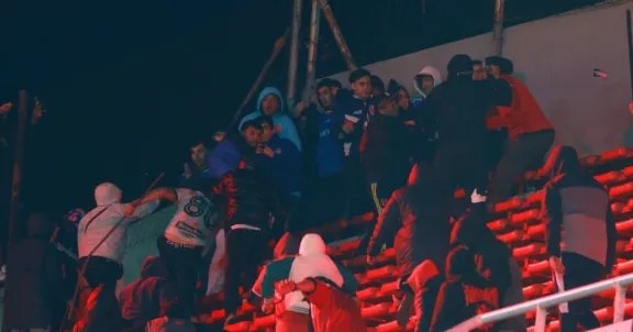 Avellaneda: hincha de La U saltó de la tribuna para huir de la barra de Independiente