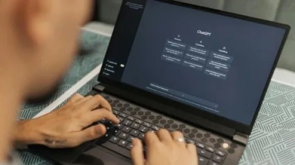 Más del 60% automatiza tareas con IA; ChatGPT figura entre las más usadas