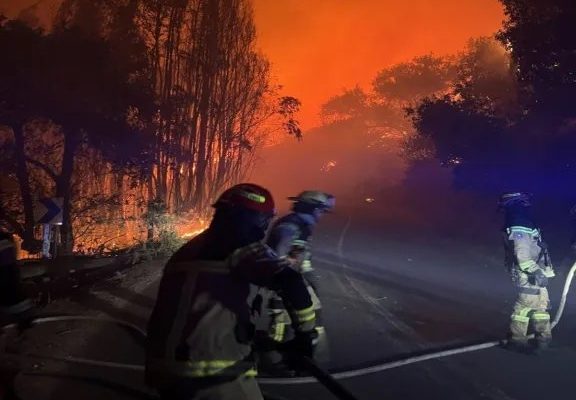 Incendio forestal en San Pedro de Melipilla supera 1.800 ha y mantiene evacuaciones en RM