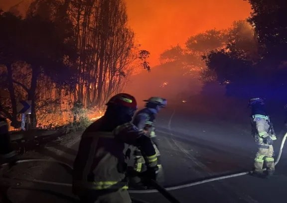 Incendio forestal en San Pedro de Melipilla supera 1.800 ha y mantiene evacuaciones en RM