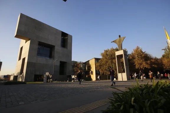 Escándalo en la UC: denuncian a estudiantes sorprendidos en acto sexual dentro del campus San Joaquín