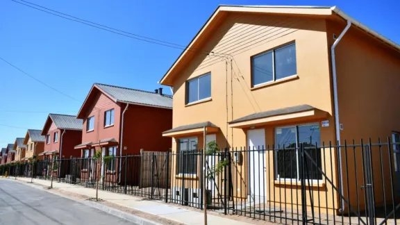 Gobierno desmiente millonario acuerdo con empresa británica que aseguró construir 20 mil viviendas en Chile