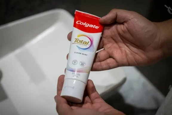 Sernac alerta por pasta dental Colgate Total Clean Mint: 2 millones de unidades afectadas en Chile