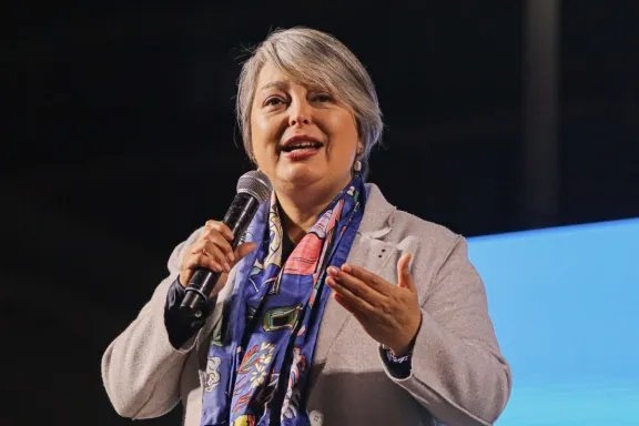 Jeannette Jara cambia su postura sobre Cuba y afirma que “claramente, no es una democracia”