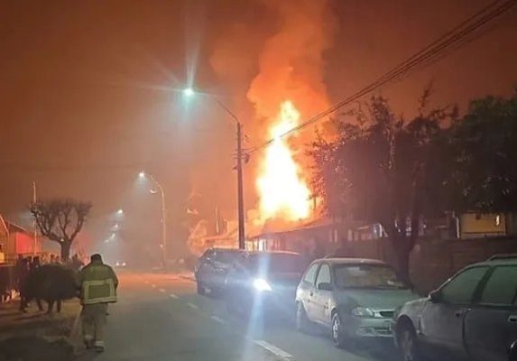 Fuego destruye vivienda y deja a dos afectados en Río Bueno