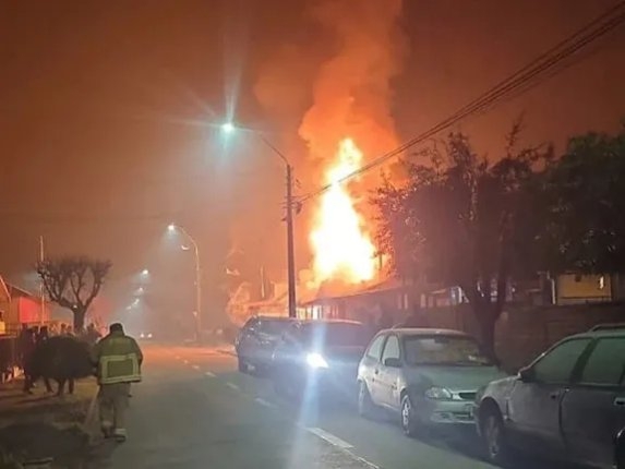 Fuego destruye vivienda y deja a dos afectados en Río Bueno