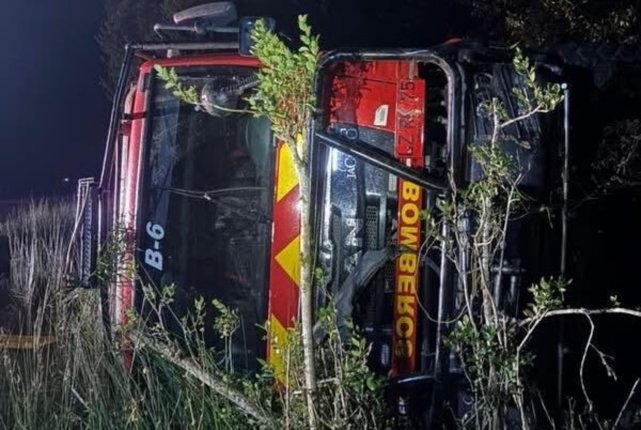 Carro de Bomberos cae a barranco en Panguipulli: cinco voluntarios heridos