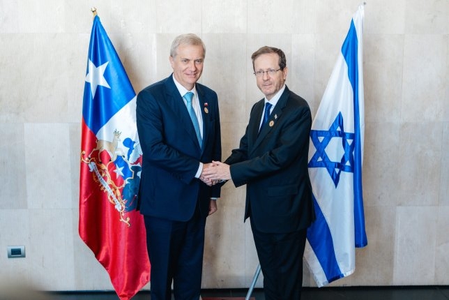 Tildan de vergonzosa la reunión de Kast con el presidente de Israel en Costa Rica