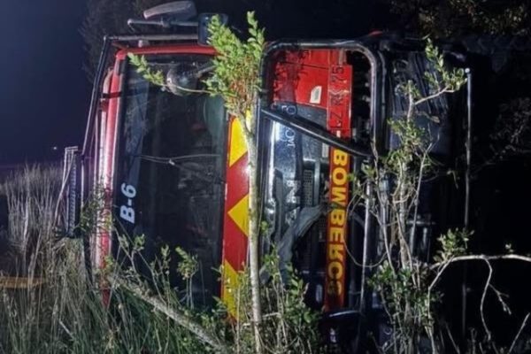 Camión de Bomberos cae a un barranco en Panguipulli: cinco voluntarios heridos