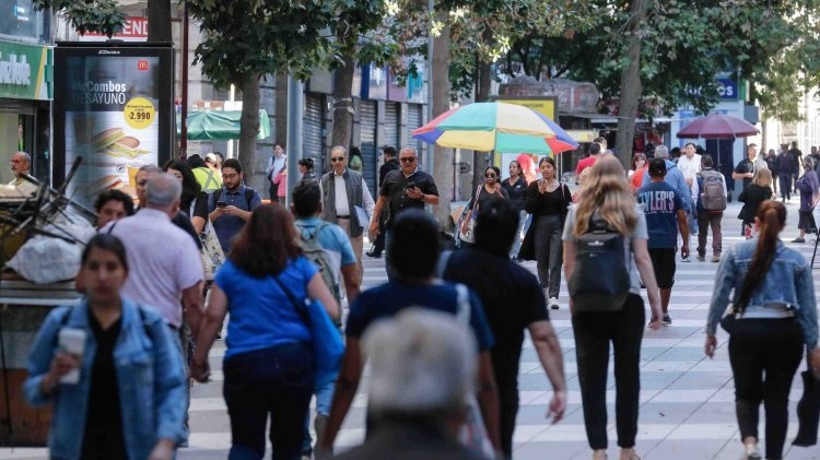 Chile: desempleo llega a 9,5% y empleo sufre caída inédita fuera de la pandemia