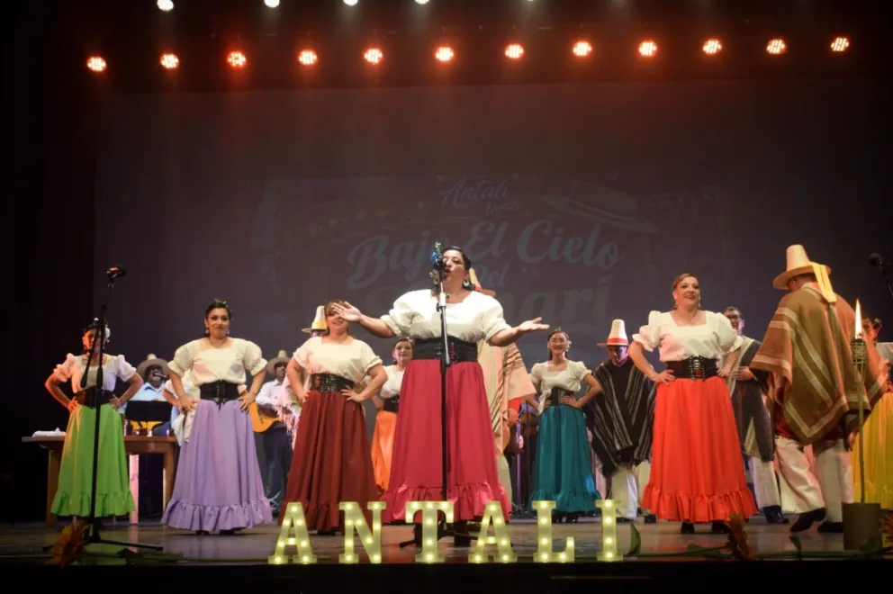 Antali llevó las tradiciones del Limarí al Teatro Municipal de Ovalle por sus 16 años