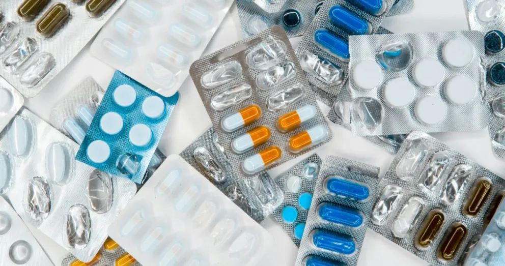 Experto explica los riesgos de combinar alcohol y medicamentos durante las Fiestas Patrias