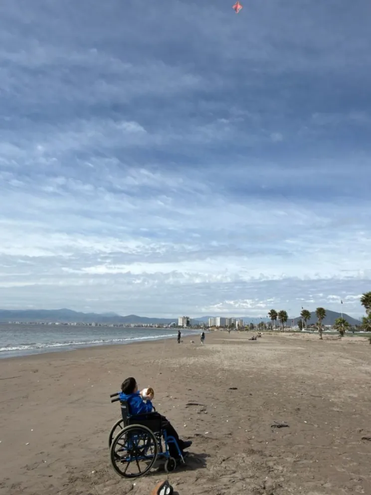 José Tomás muestra en Coquimbo el arte de elevar volantines de papel