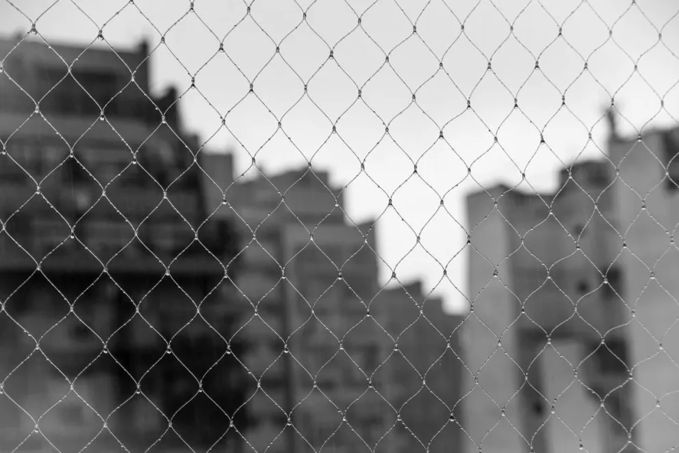 Ley Valentín fija quiénes deberán proteger sus ventanas y cuándo será exigible la medida