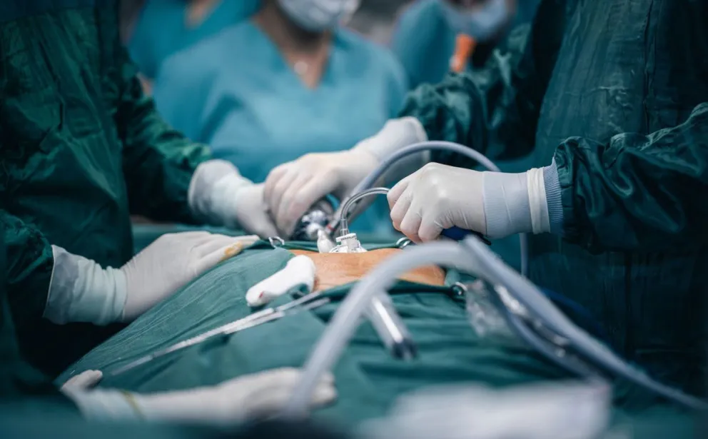 Clínica Universidad de los Andes ofrece 40 cirugías robóticas gratuitas para pacientes con cáncer