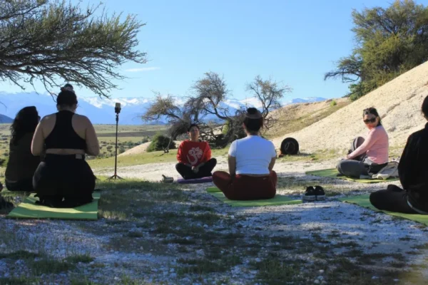 Combarbalá amplía su turismo de bienestar con yoga en la mina de Chipel