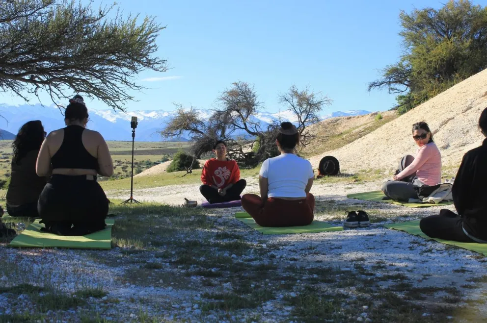 Combarbalá amplía su turismo de bienestar con yoga en la mina de Chipel