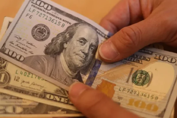 Dólar retrocede a $979 en Chile por repunte del cobre y expectativa de tasas