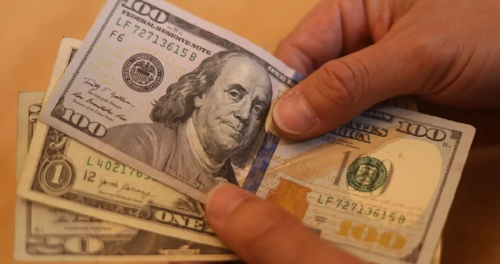 Dólar retrocede a $979 en Chile por repunte del cobre y expectativa de tasas