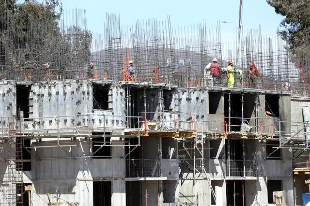 El Minvu proyecta un alza de 5,8% para 2027, pero reduce casi a la mitad los fondos para campamentos