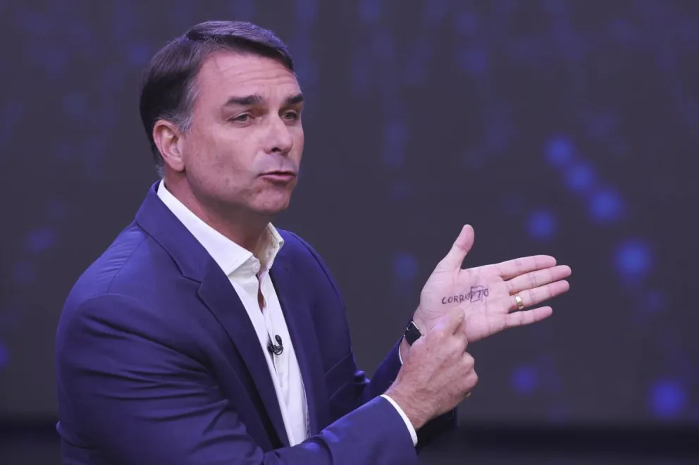 Flávio Bolsonaro elimina una carta y reemplaza “presidente electo” por “líder de Brasil”