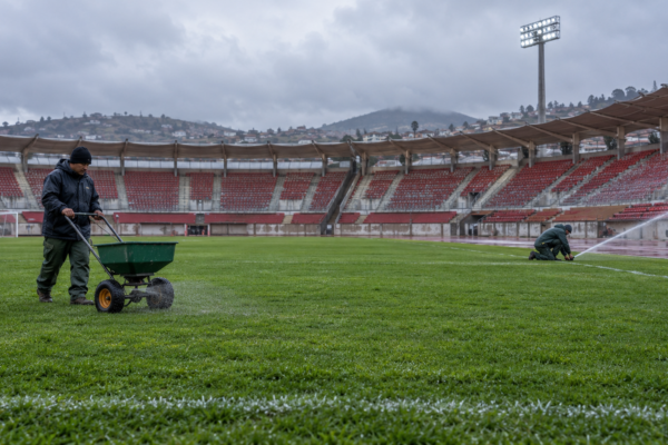 La Portada mantiene su césped en buenas condiciones pese a un 2026 lluvioso