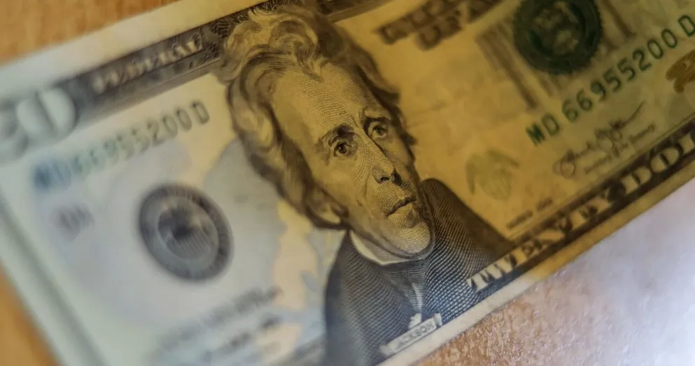 Petróleo y datos de EE.UU. impulsan al dólar chileno hasta $995,15, cerca de los $1.000