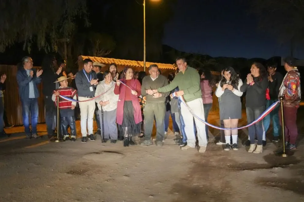 Villa Belén renueva su sede social y Los Litres suma luminarias solares